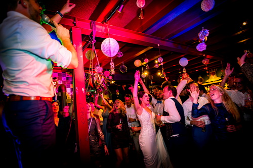 Feestelijke sfeer tijdens een bruiloft