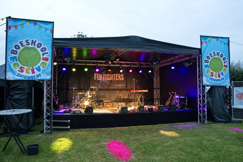 The Flu Fighters op een festival